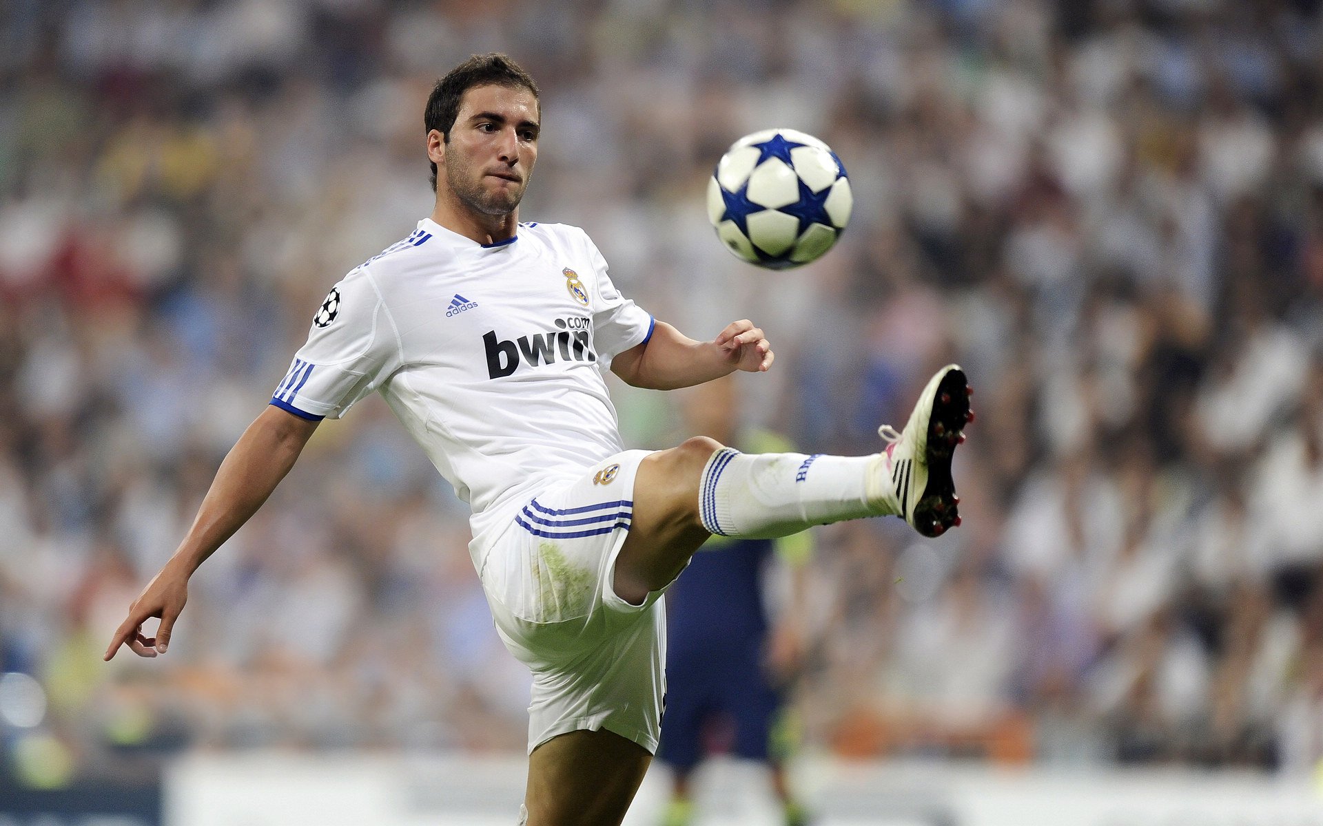 赫罗纳精准长传打穿对手防线,赫罗纳队服